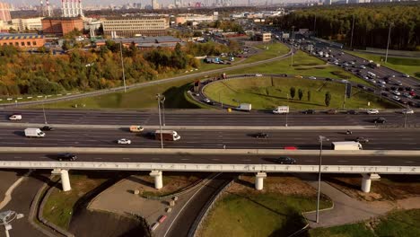 Vista-Aérea-De-Una-Intersección-De-Autopistas-Con-Senderos-De-Tráfico-En-Moscú.