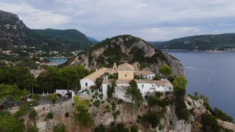 monasterio en la playa de paleokastritsa vista aérea vibraciones de verano