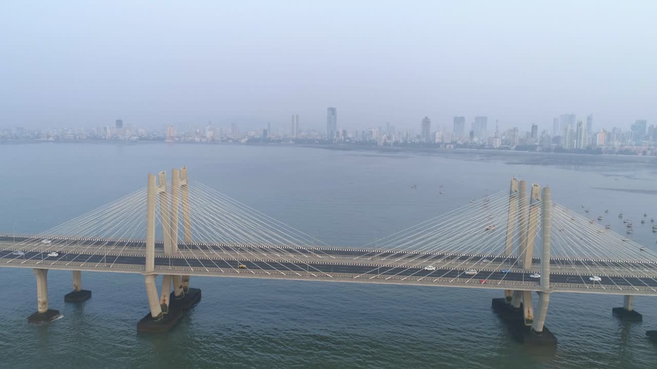 um drone disparado na ligação marítima bandra worli visto de uma vista aérea em câmera lenta