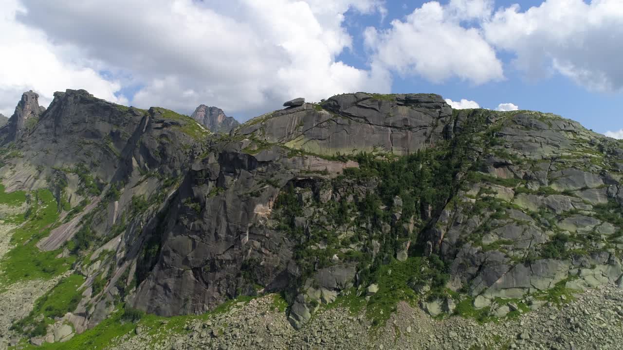 바위 절벽 이 있는 웅장 한 산 의 공중 풍경