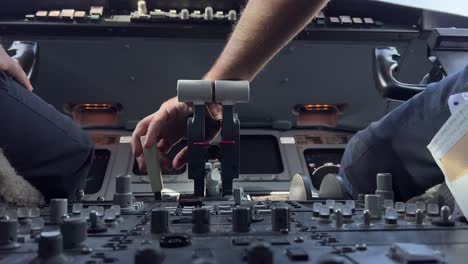 piloto manejo de spoilers de vuelo en un tiempo de vuelo real para desacelerar un avión moderno durante un vuelo real