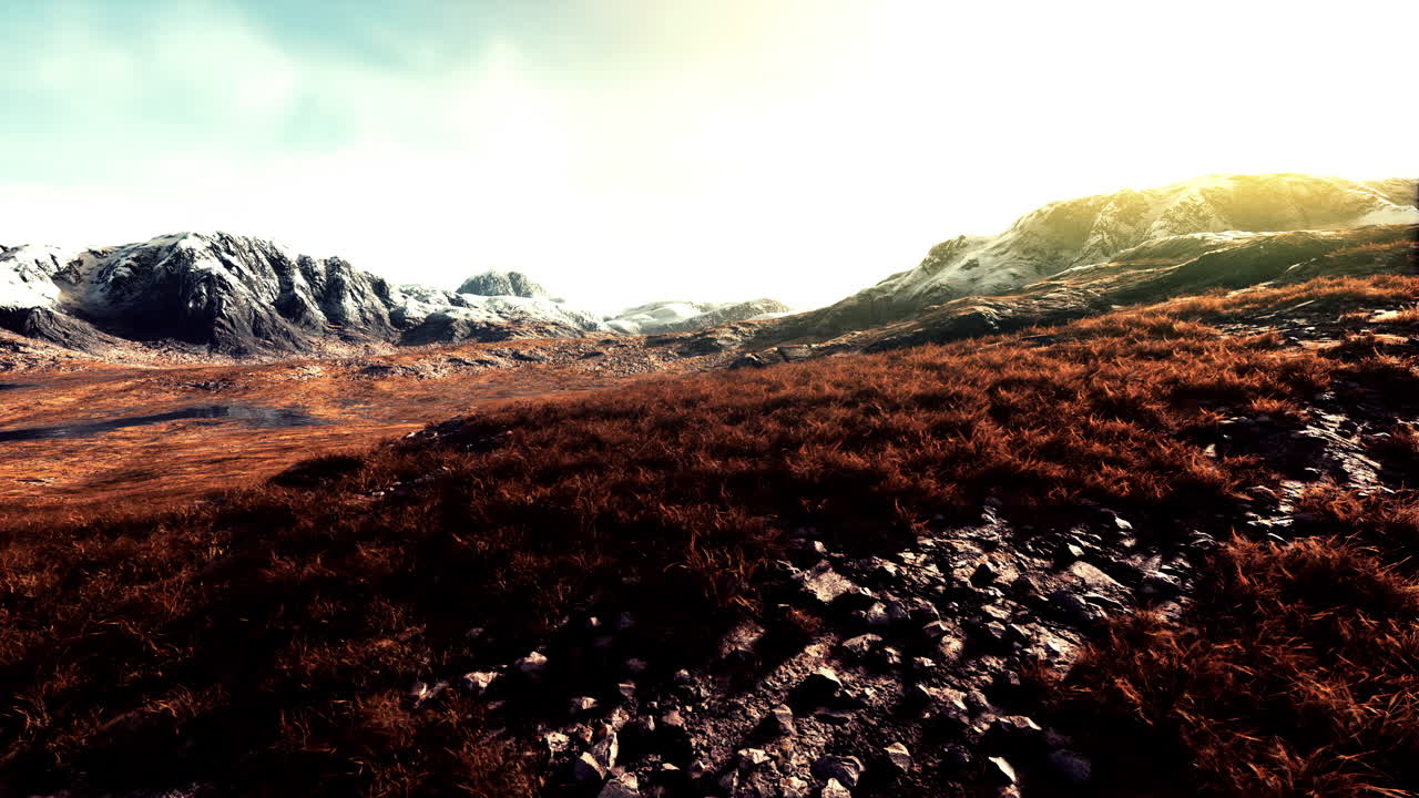 campos de hierba seca y montañas en nepal