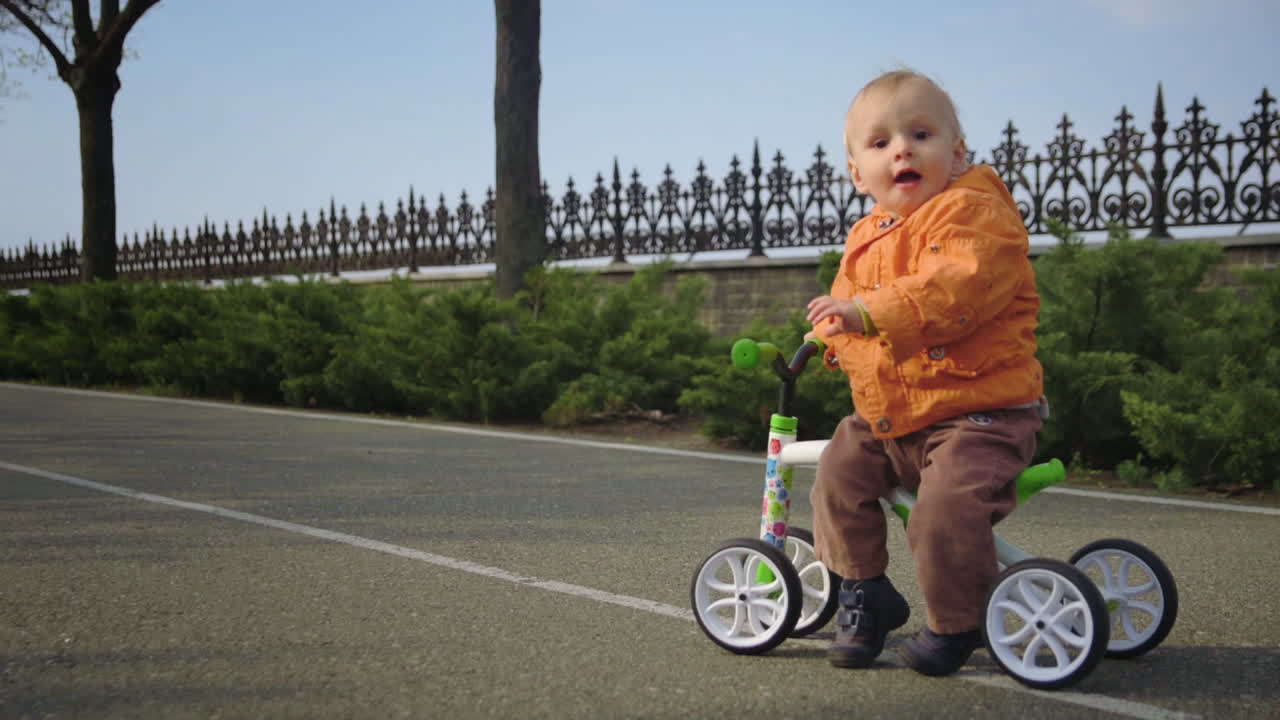 하늘을 바라보는 행복한 아이