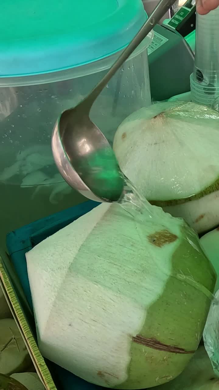 vendedor callejero cortando hábilmente cocos para hacer jugo