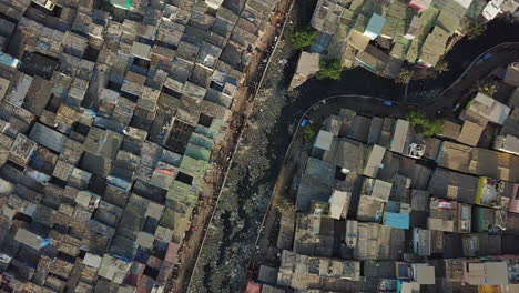 top vista de pájaro en uno de los barrios marginales más grandes del mundo en mumbai, india