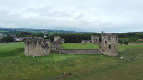 Castillo-De-Pedernal-Galés-Fortaleza-Militar-Costero-Medieval-Ruina-Vista-Aérea-Alejamiento-Lento-Aumento