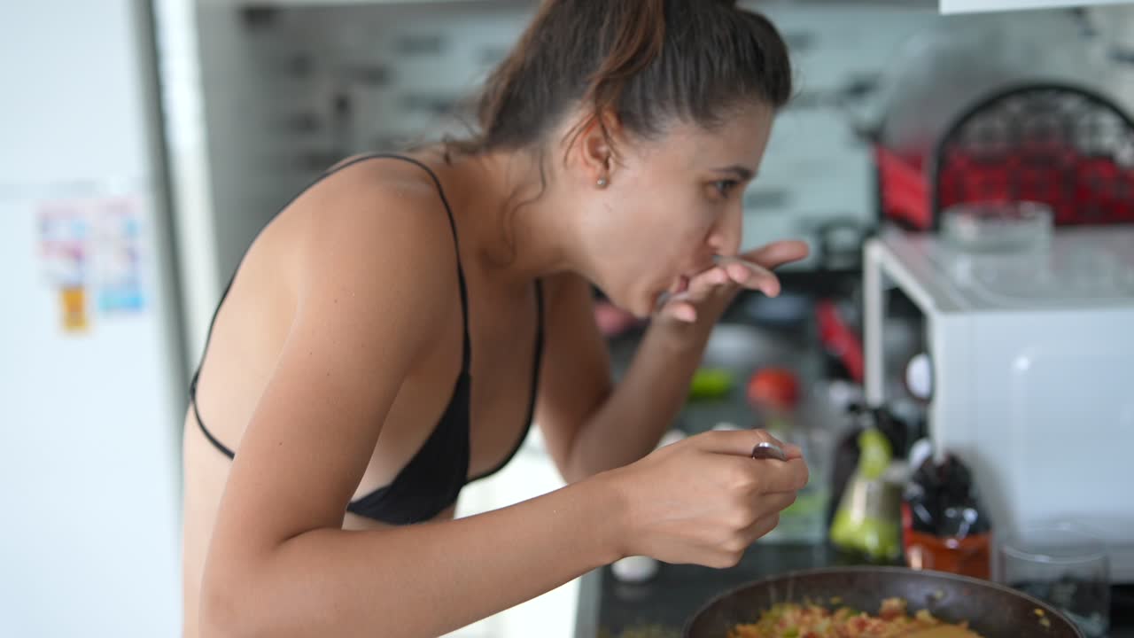 부에서 식사를 즐기는 여자