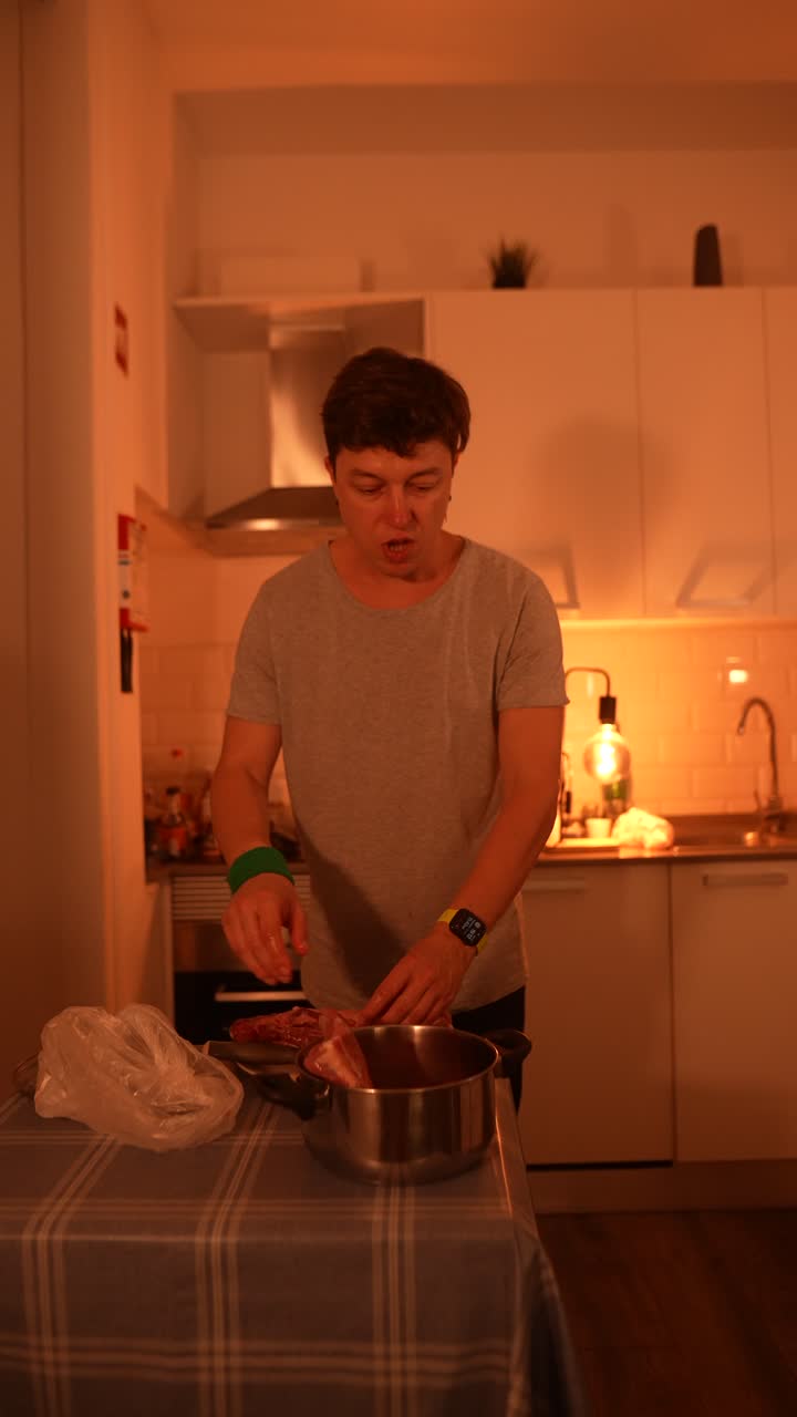 persona que prepara carne en una cocina
