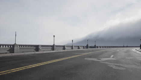 Beleuchtete-Leere-Straßenbrücke-Im-Nebel