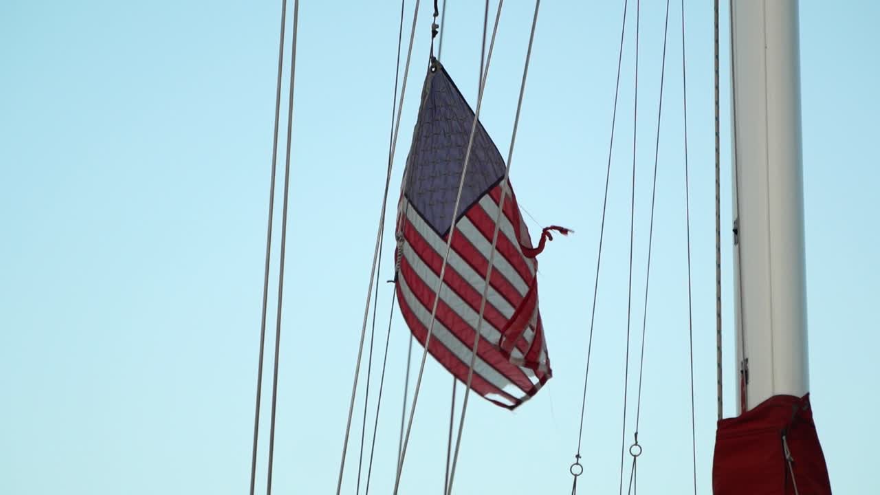 Bendera Amerika berkibar ditiup angin di tiang kapal layar