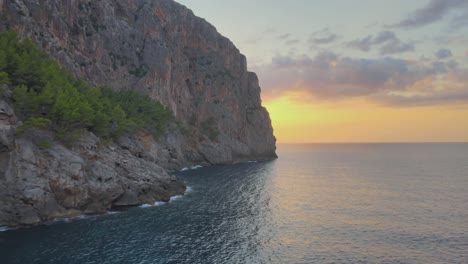 Niedrige-Drohnenaufnahme-über-Dem-Mittelmeer-Zur-Goldenen-Stunde-In-Sa-Calobra,-Mallorca,-Spanien