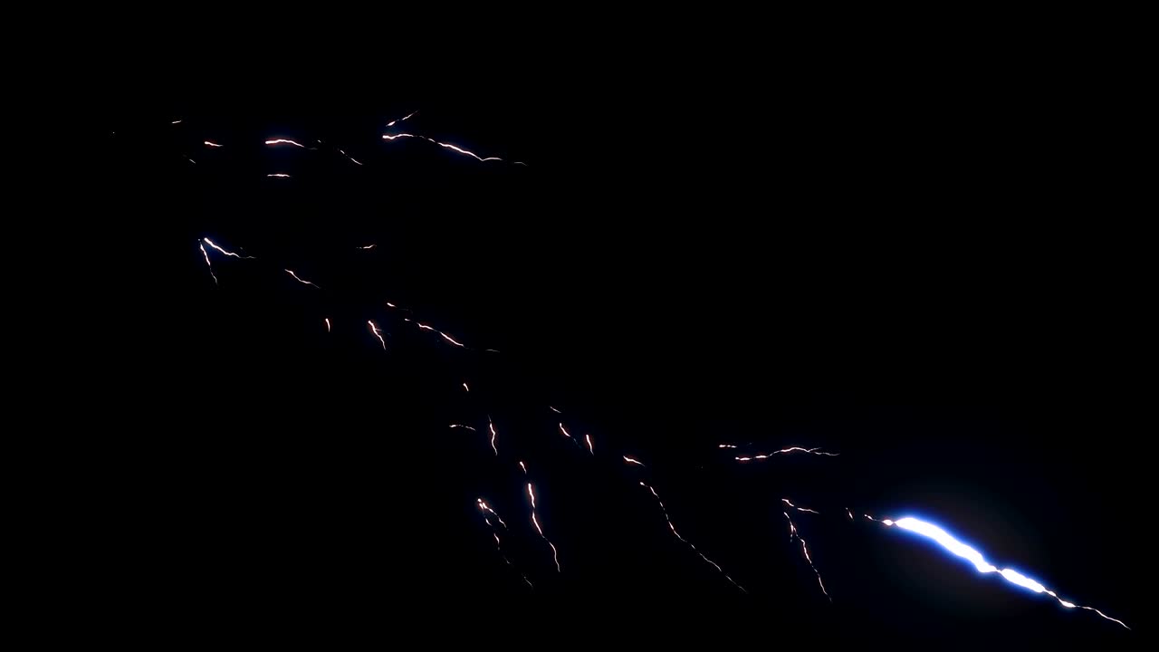 왼쪽에서 아름다운 번개 타격 의 세트, 검은색 배경 위에 파란색 전기 폭풍.