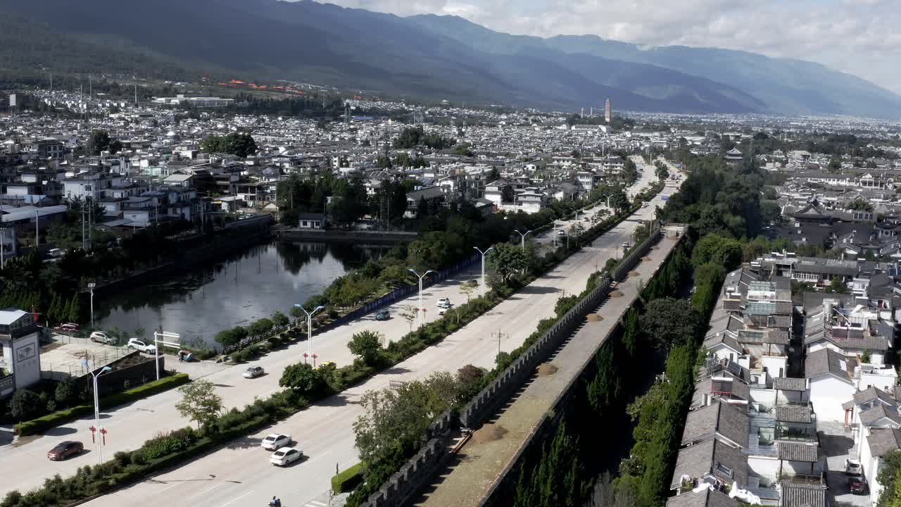 muralla de la ciudad antigua de dali junto a la autopista urbana moderna, china, vista aérea