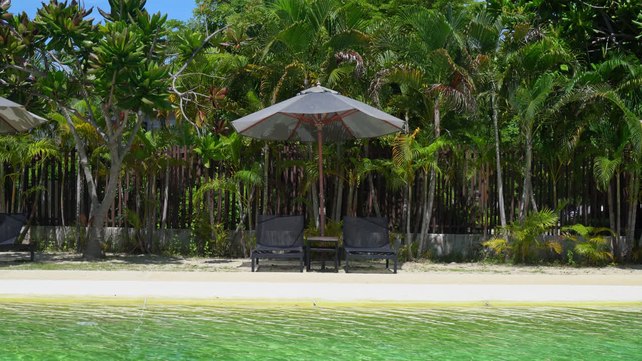 수영장 주변의 침대 수영장