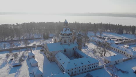 Luftaufnahme-Des-Klosters-Pazaislis-Und-Der-Kirche-Der-Heimsuchung-In-Kaunas,-Litauen-Im-Winter,-Verschneite-Landschaft,-Der-Größte-Klosterkomplex,-Italienische-Barockarchitektur,-Herum