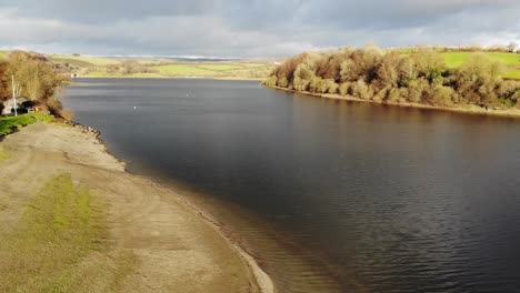 溫布爾波爾湖 (wimbleball lake) 位於索默塞特 (somerset) 的埃克斯摩爾 (exmoor)