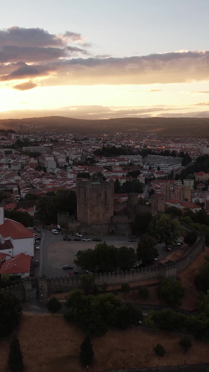 Veduta aerea verticale della città di Braganza al tramonto