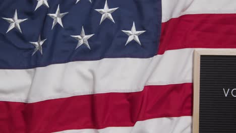 signo de lectura voté mintiendo en los estados unidos estrellas y rayas bandera para las elecciones estadounidenses 2024