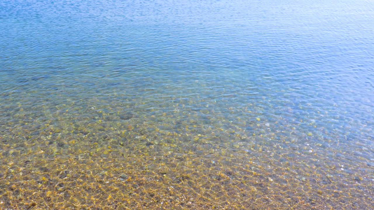 크리스탈 은 바물. 여름 개념. 단어 여름. 바위 바닥. 물 아래의 돌. 기후 비상. 기후 변화. 자연 배경. 해저 루프. 은 물 해경. 해변 배경