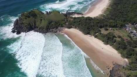 Vista-Aérea-Sobre-La-Playa-De-Cabarita-En-Verano-En-Nueva-Gales-Del-Sur,-Australia---Disparo-De-Drones