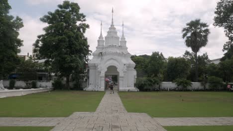 Turista-Asiático-Mientras-Toma-Una-Foto-Cerca-De-La-Antigua-Puerta-Principal-Del-Templo-Wat-Suan-Dok-Lugar-Famoso-En-Chiang-Mai,-Antiguo-Templo-Patrimonial