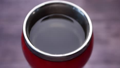 taza roja con líquido