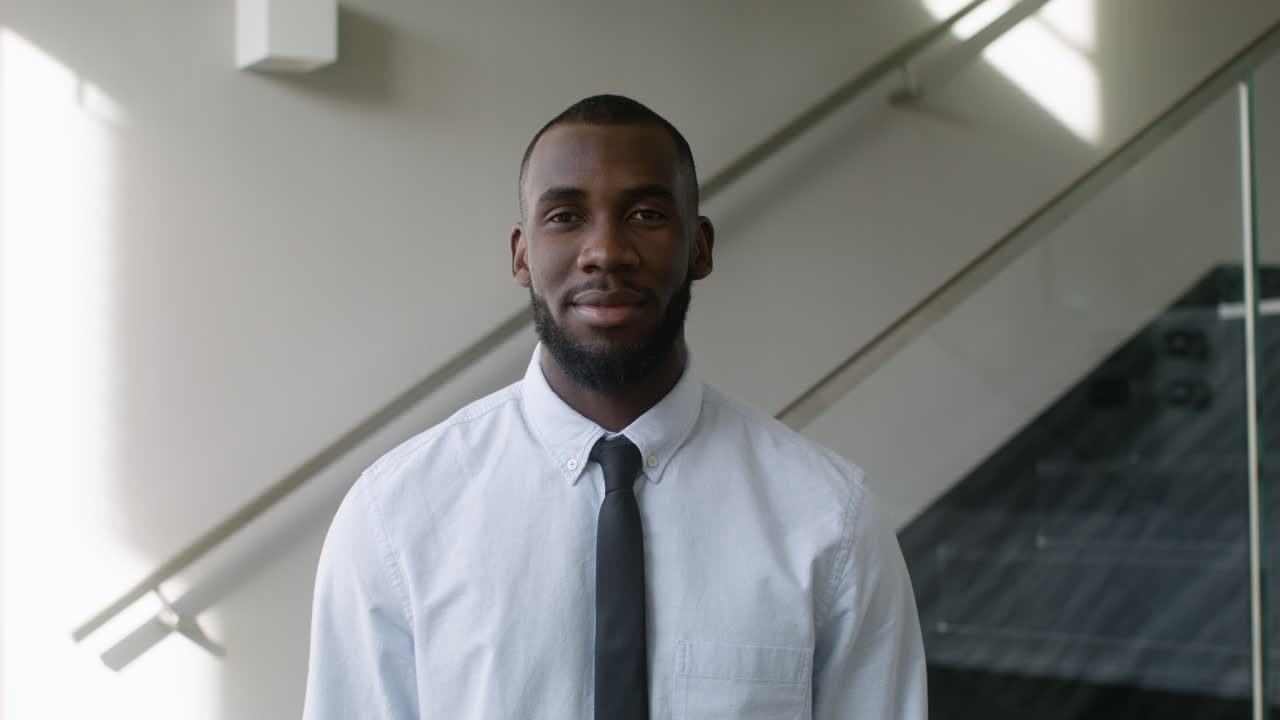 hombre elegante posando