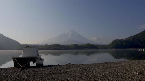 aguas brumosas del monte fuji, disparo de lapso de tiempo de ángulo bajo
