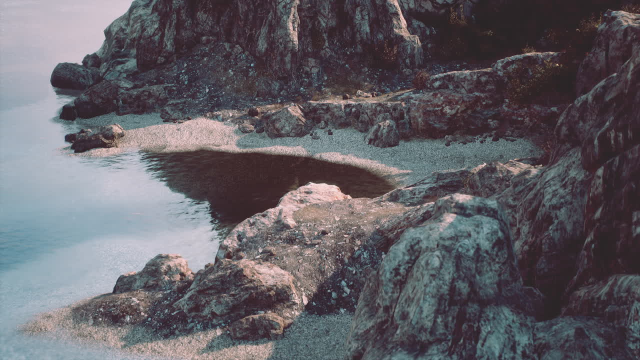 costa rocosa con agua