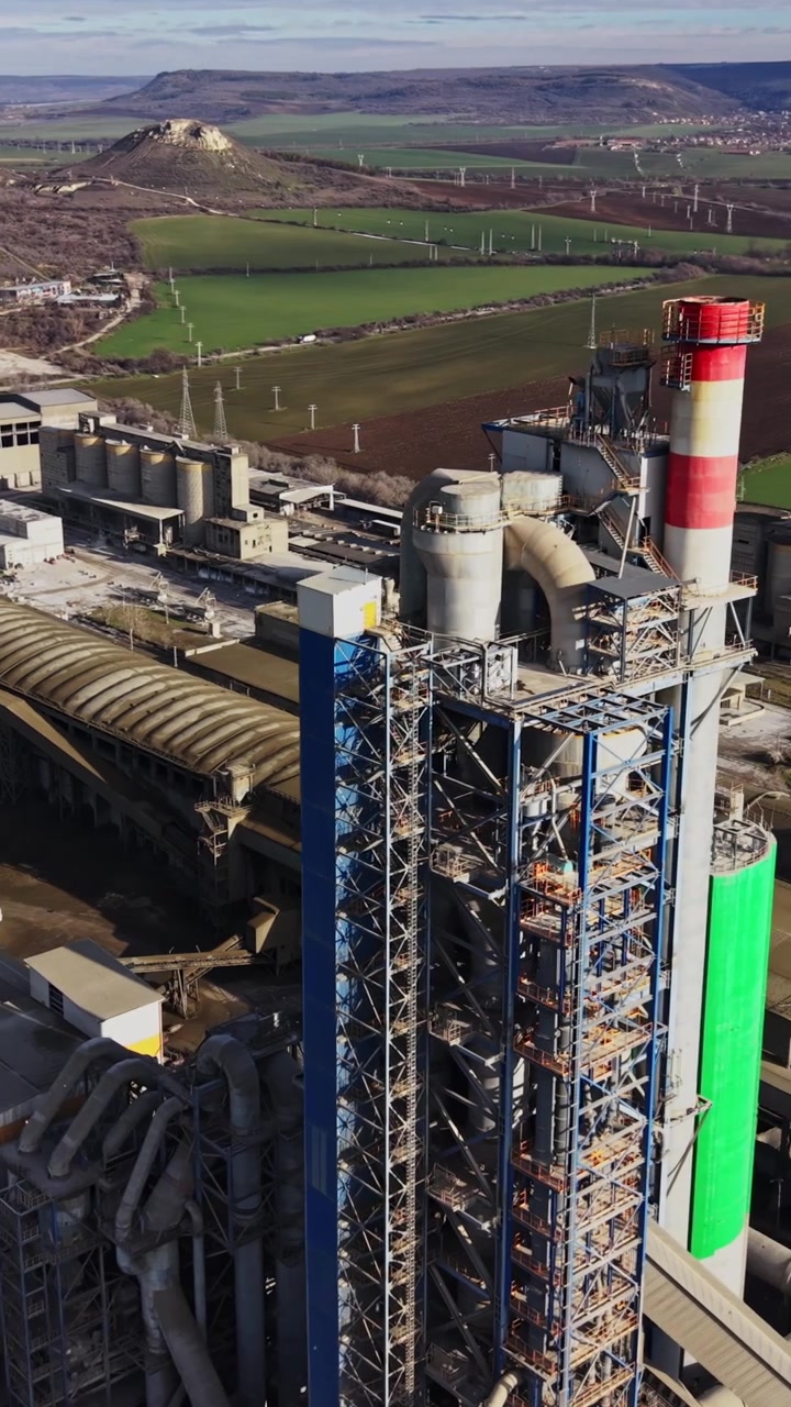 Stabilimento industriale e paesaggio visti dall'alto durante le ore diurne