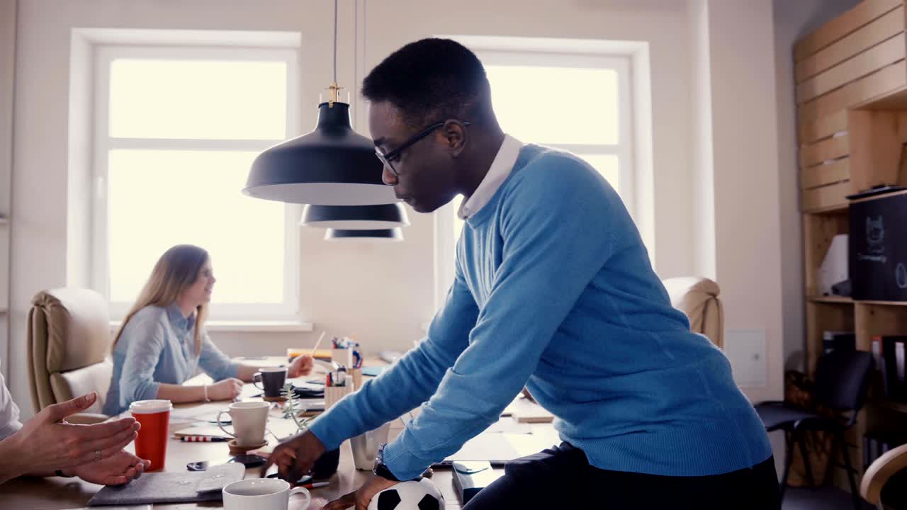 colegas multiétnicos conversam em escritórios modernos. jovens felizes pessoas de negócios amigáveis conversam, mostram gestos durante o intervalo 4k