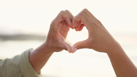 Paar,-Hände-Und-Herz-Emoji-Am-Strand-Für-Die-Liebe