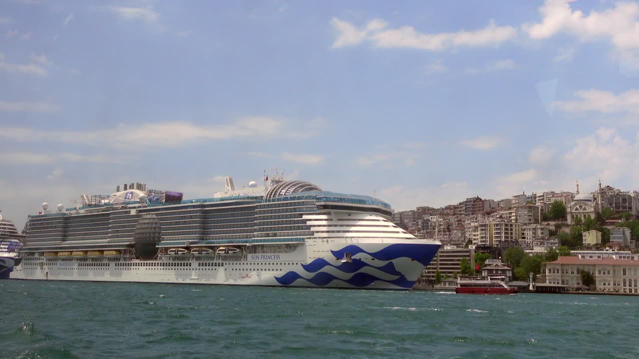 이스탄불 항구 에 있는 크루즈 선박
