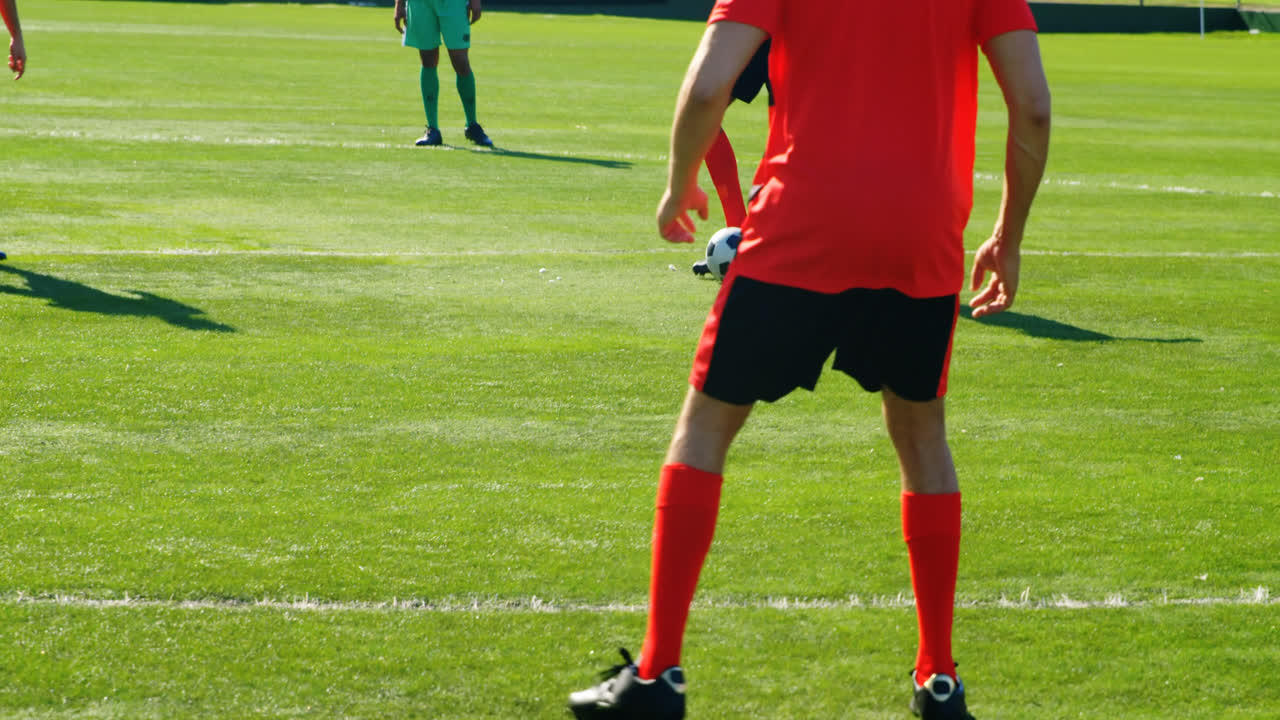 축구 선수 들 이 4k 를 연습 하는 동안 공 을 전달 하고 있다