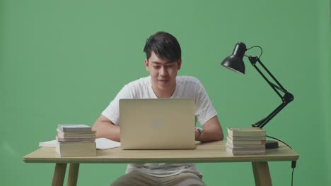 노트북으로 공부하는 남자