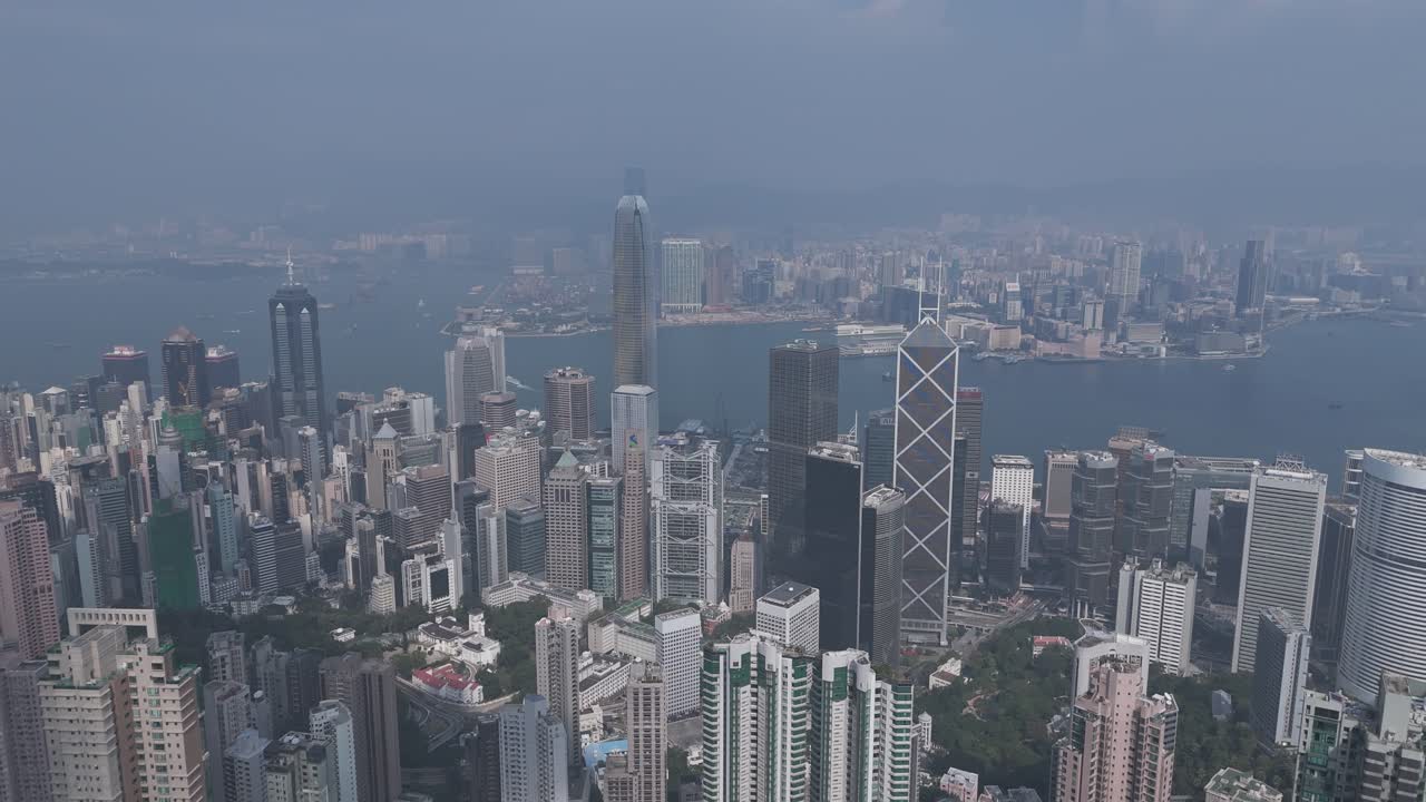Deslumbrante vista aérea diurna de Hong Kong capturada por drone. Arranha-céus, porto e paisagem urbana panorâmica de cima. Filmagem perfeita que mostra o horizonte urbano e o cenário vibrante à beira-mar.