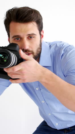 fotógrafo que toma fotos con una cámara digital profesional