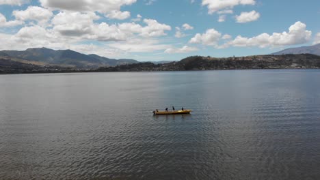 Dron-Fliegt-über-Den-See-San-Pablo-Und-Boot-Mit-Fischern