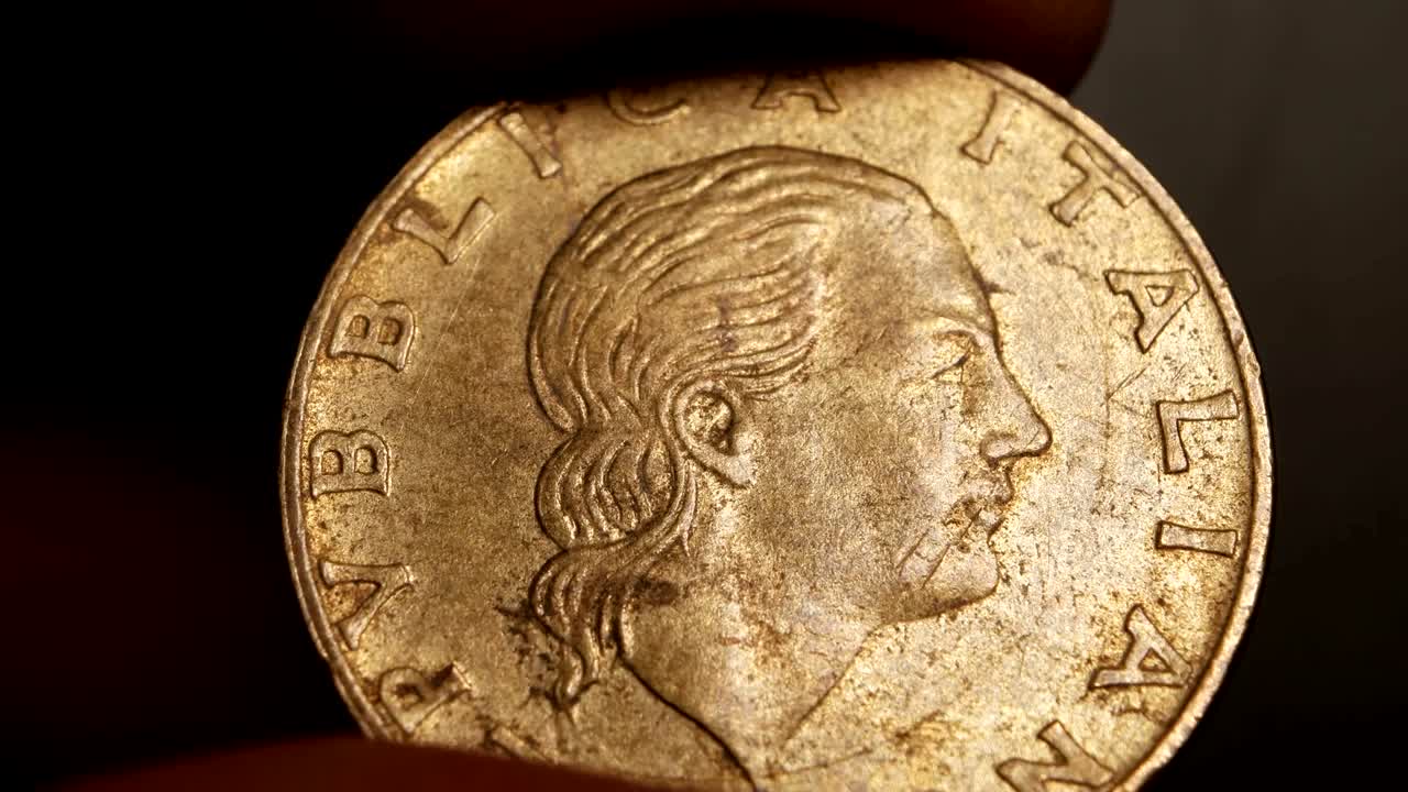 매우 오래된 동전의 근접 사진