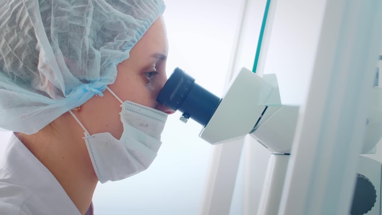 실험실에서 현미경을 사용하는 과학자