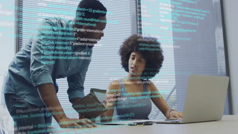 animación del procesamiento de datos digitales sobre diversas personas de negocios en la oficina
