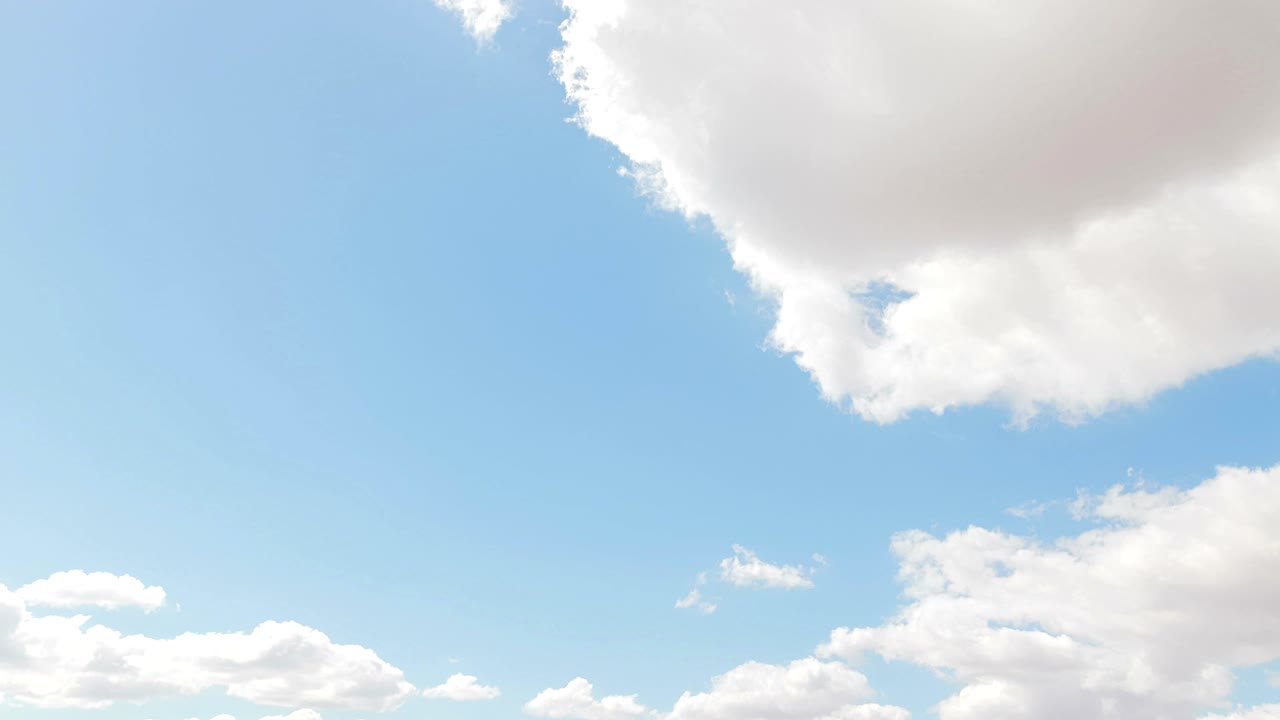 푸른 하늘 위의 하 구름의 루프 (time lapse movement, 기후 변화)