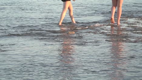 2-Chicas-Caminando-Por-La-Playa