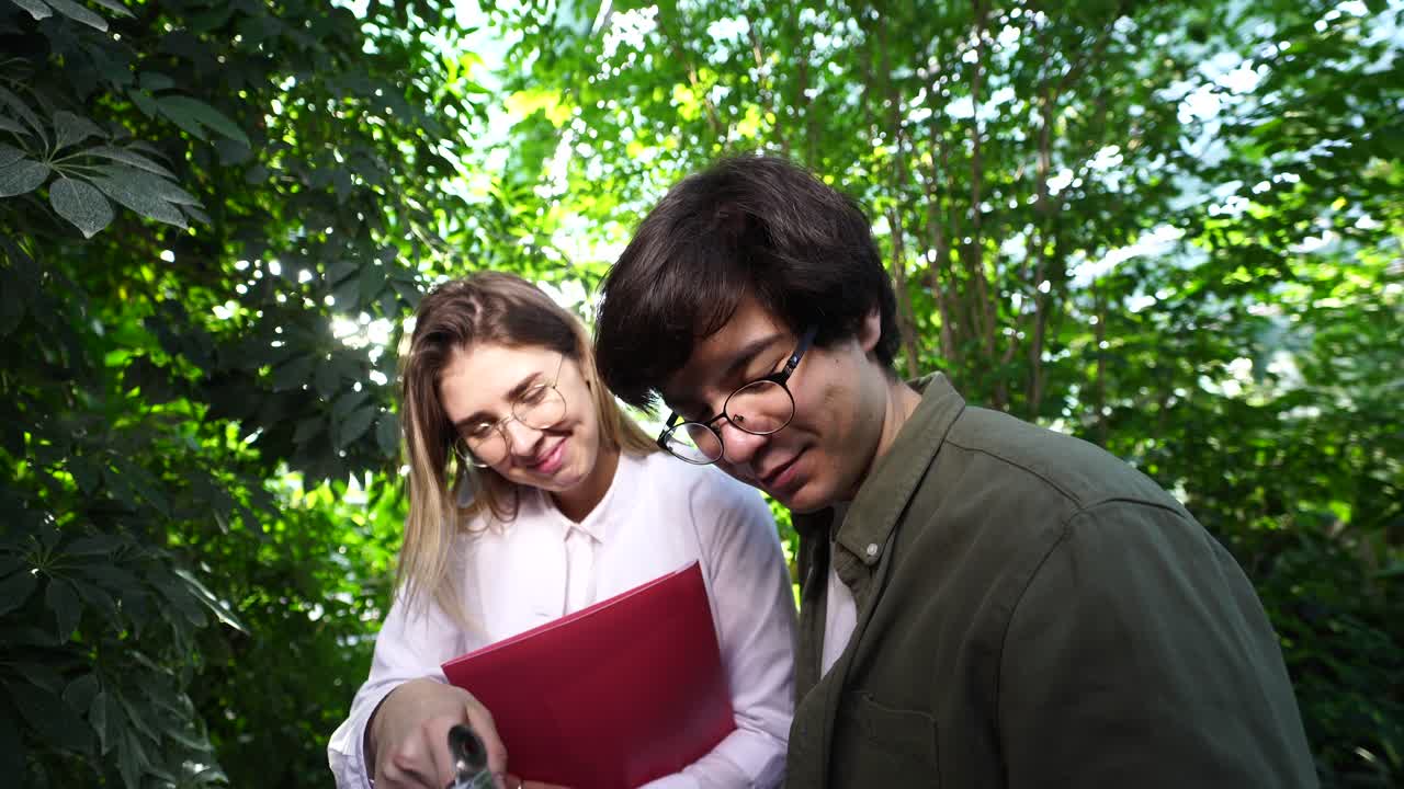 los investigadores discutiendo en un invernadero