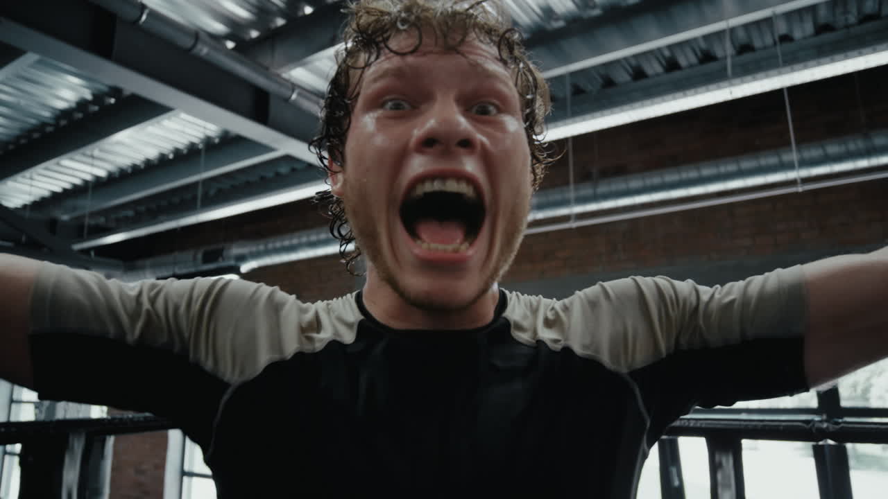 기 ⁇ 의  ⁇ 박서가 체육관에서 싸움을 이기고, 피트니스 센터에서 기 ⁇ 하는 싸움 ⁇