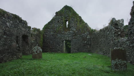 Ruine-Einer-Alten-Steinkirche-Mit-Gräbern-Irland