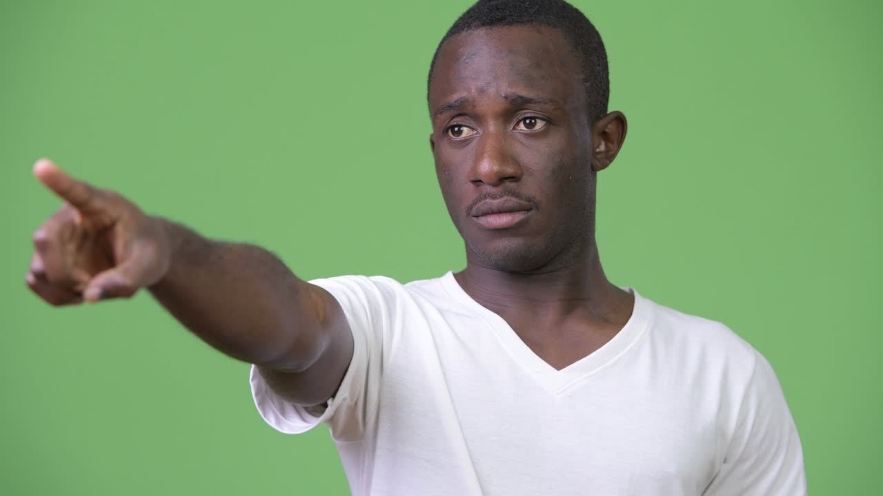 Ung afrikansk mand, der peger i det fjerne