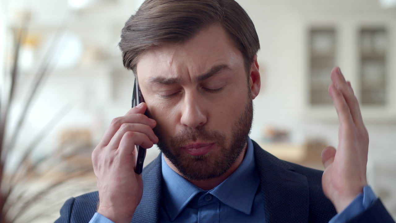 Uomo d'affari arrabbiato che parla in modo emotivo al cellulare. Uomo infastidito che urla.