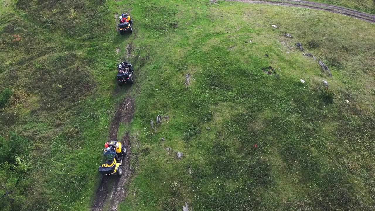 Vista aerea di ATV su un sentiero panoramico