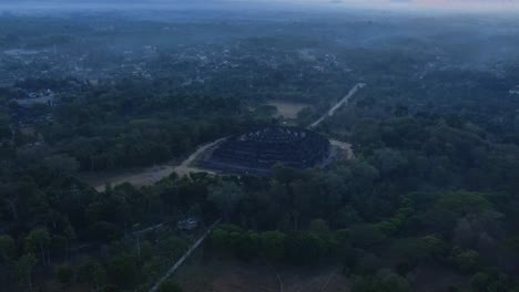 Vuelo-Aéreo-Lento-Sobre-El-Templo-De-Borobudur-En-Java,-Indonesia